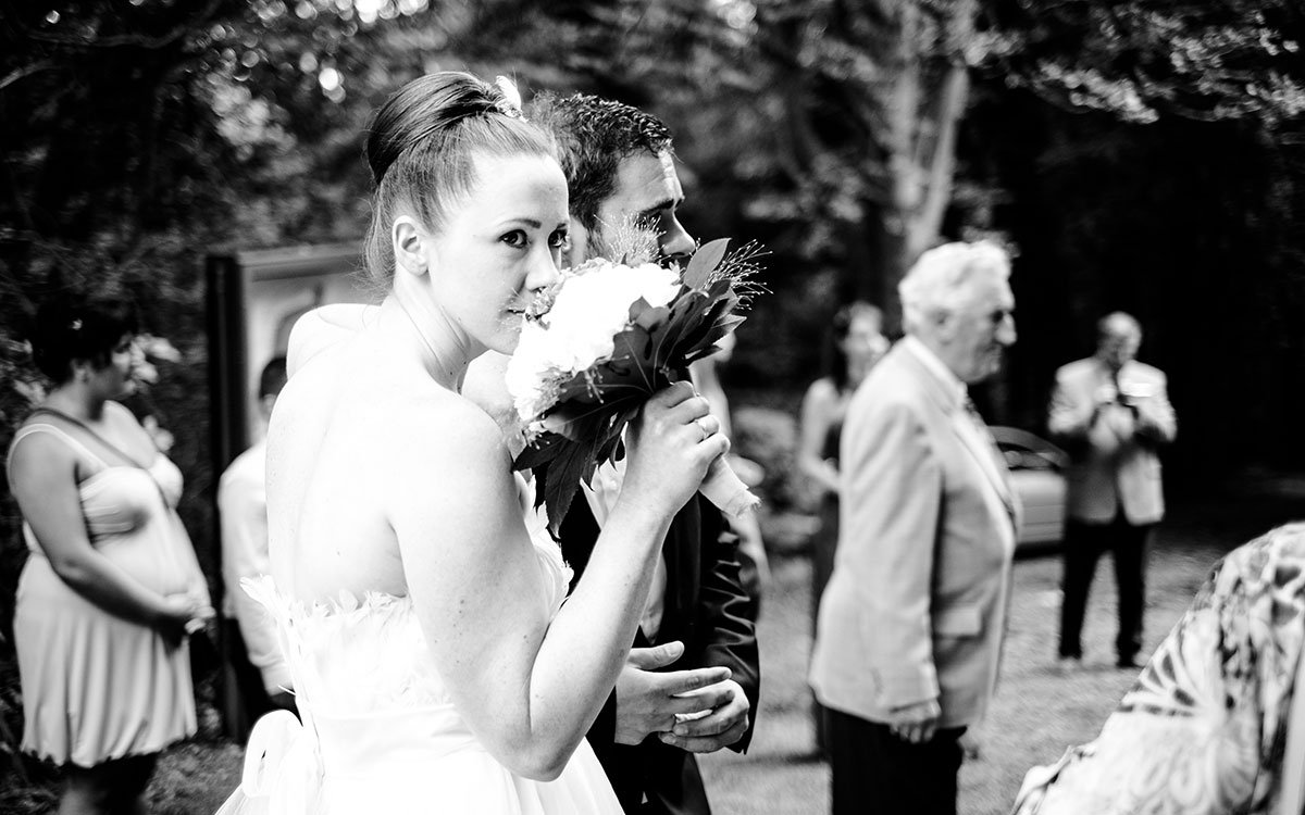 Verlobte aus Bremen mit Brautstrauß vor der Hochzeit
