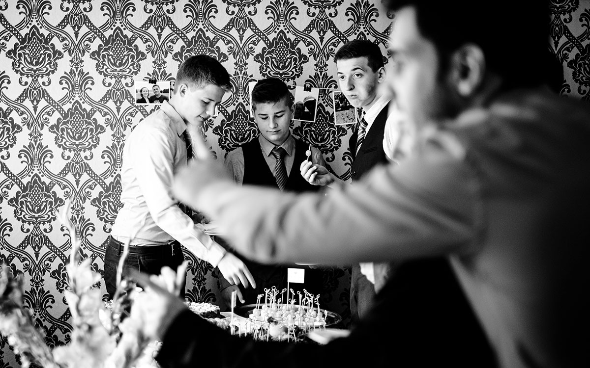 Hochzeitsgäste am Buffet während der Hochzeitsfeier in Bremen