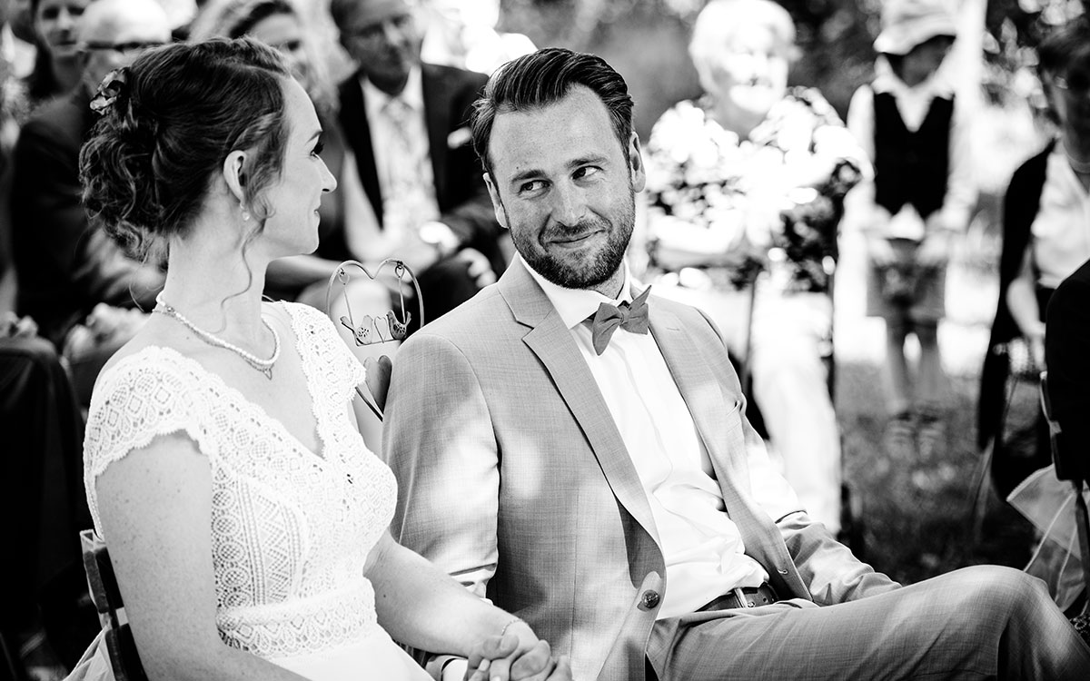 Verlobte während der Trauung