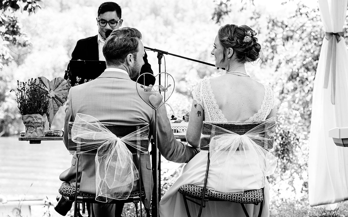 Braut und Bräutigam halten ihre Hände