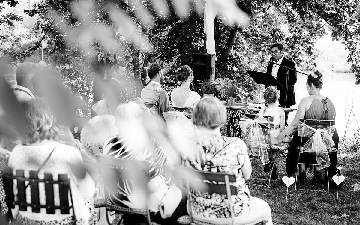 Verlobte mit Gästen während der Trauung