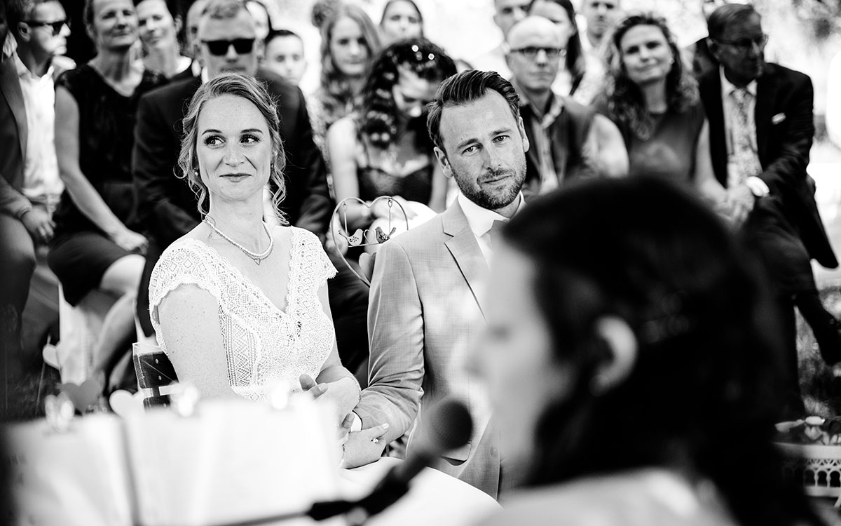 Hochzeitspaar hört einer Musikerin zu