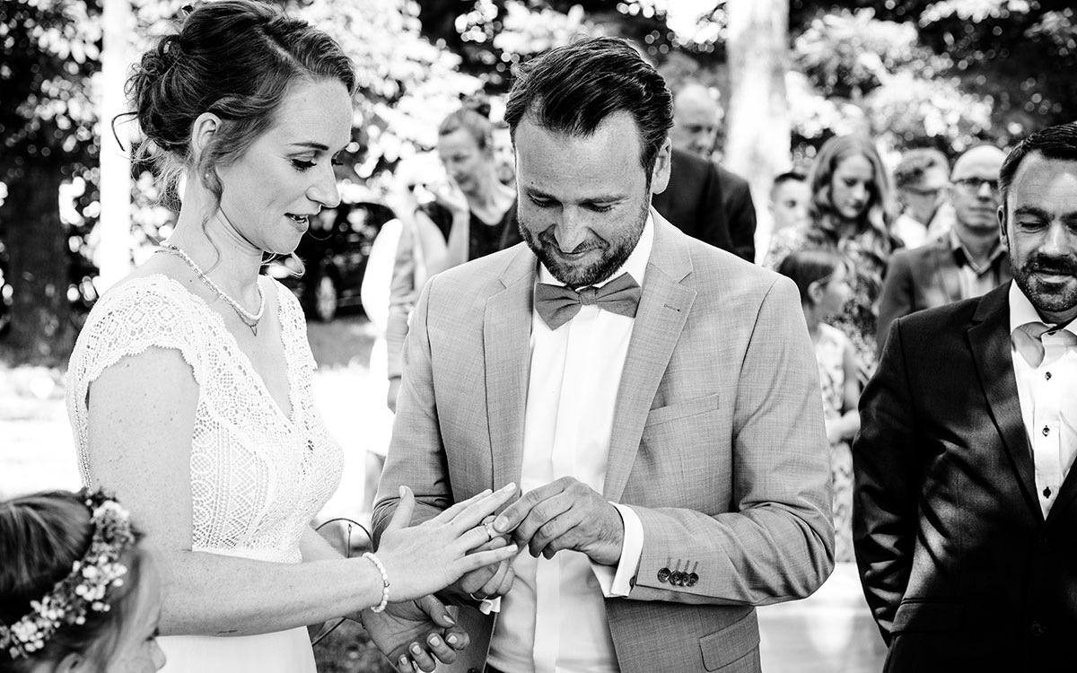 Hochzeitspaar beim Ringe anstecken