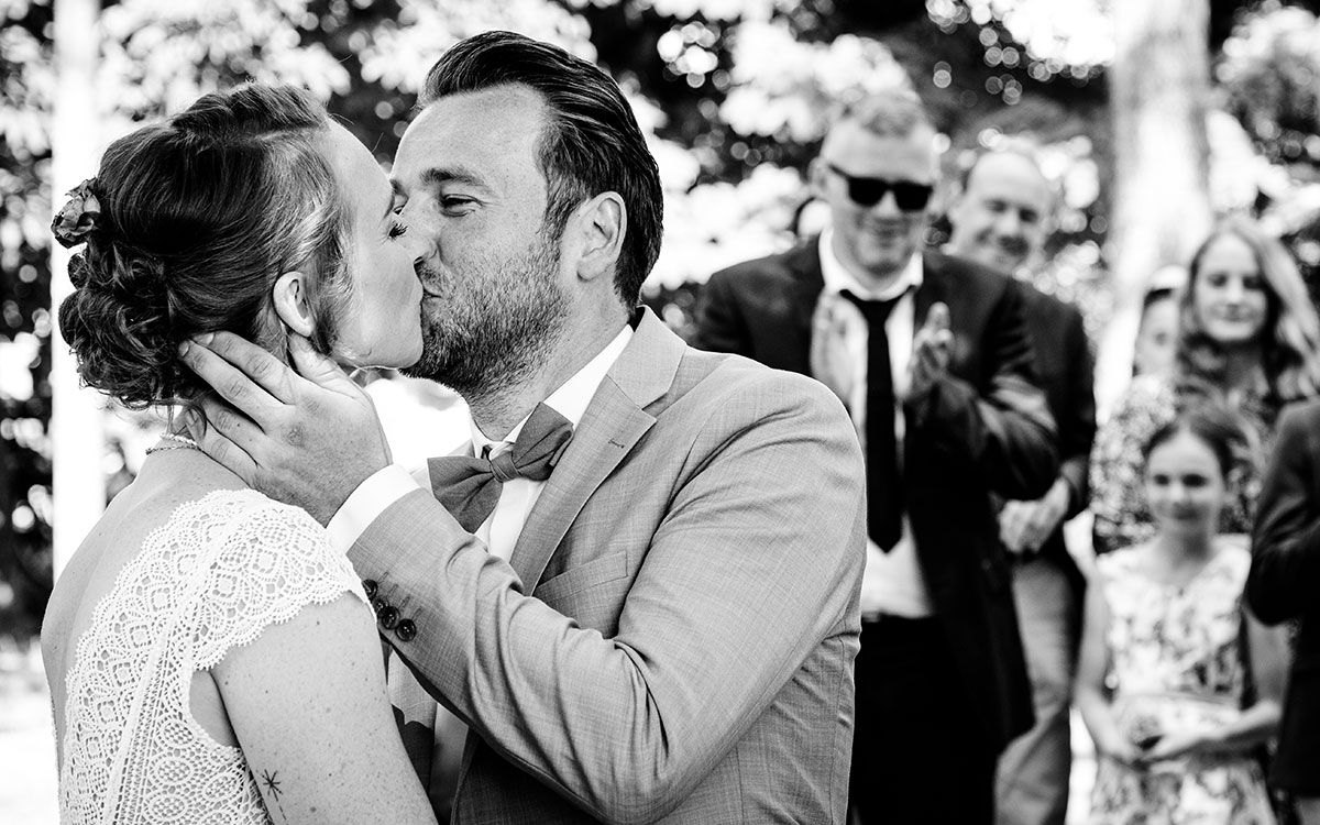 Knutschendes Hochzeitspaar