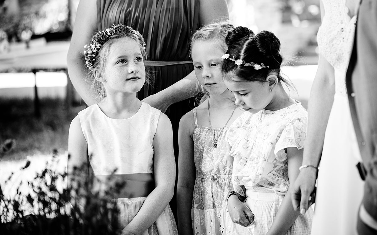 Blumenmädchen während der Hochzeit