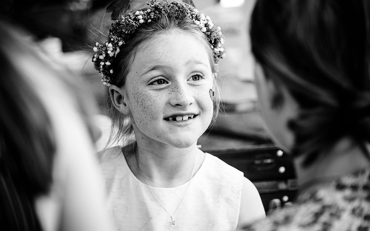 Tochter der Braut mit Blumenkranz