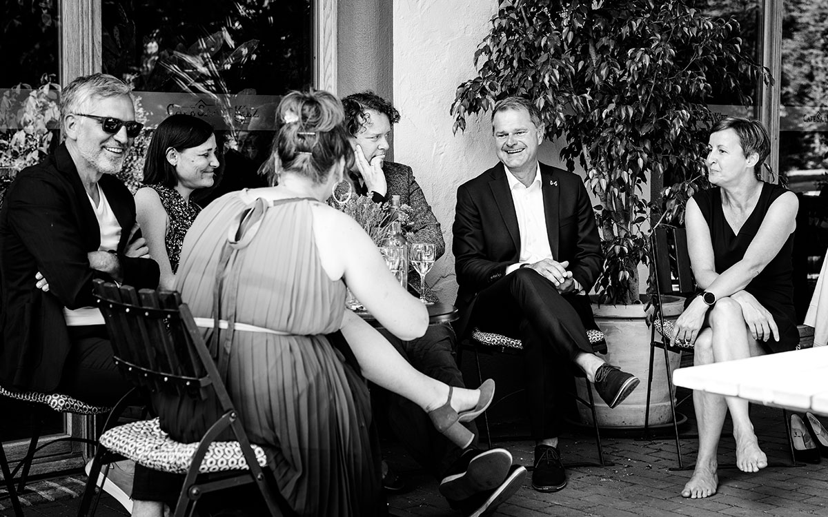 Hochzeitsgäste beim Zusammensitzen