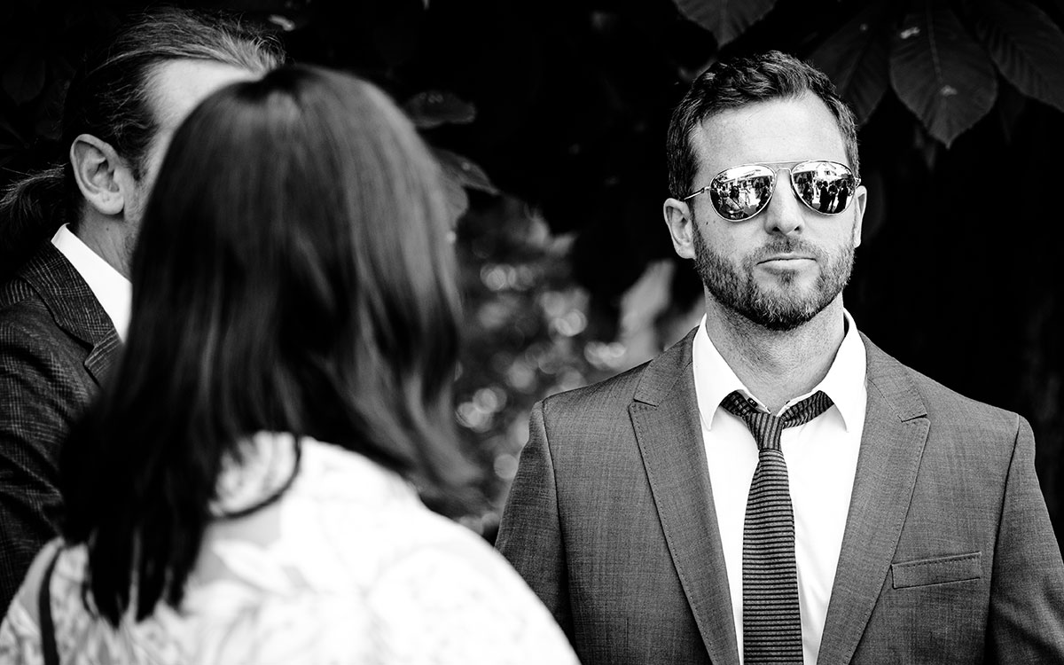 Hochzeitsgast mit Pilotenbrille