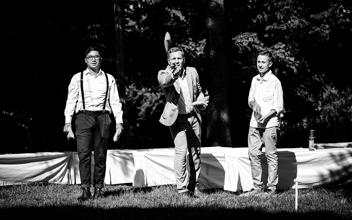 Gäste auf einer Hochzeit beim Geschicklichkeitsspiel