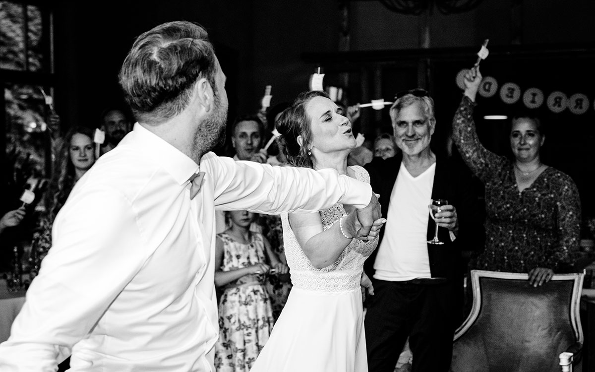 Braut und Bräutigam beim Hochzeitstanz