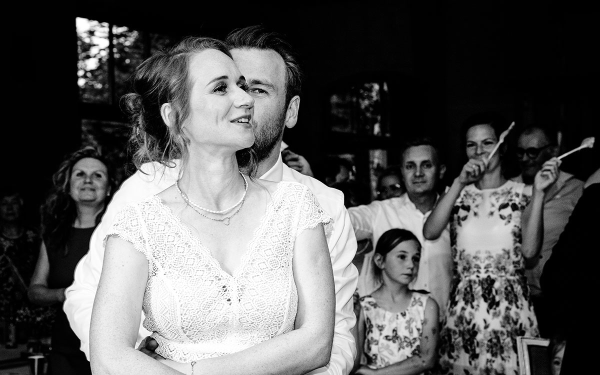 Hochzeitspaar eng umschlungen