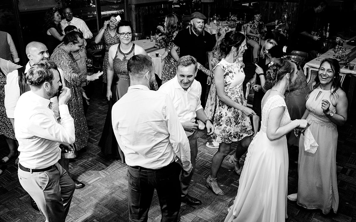 Hochzeitsgäste beim Tanzen
