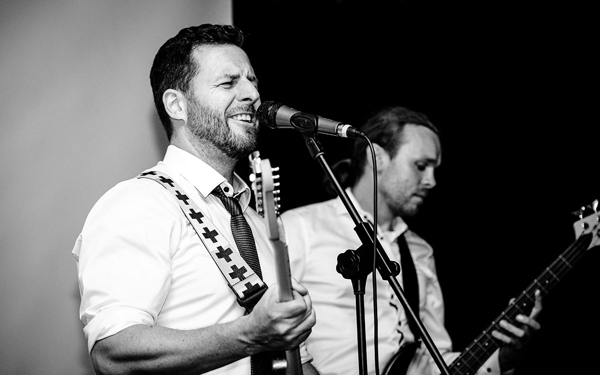 Gast beim Gitarre spielen und Singen