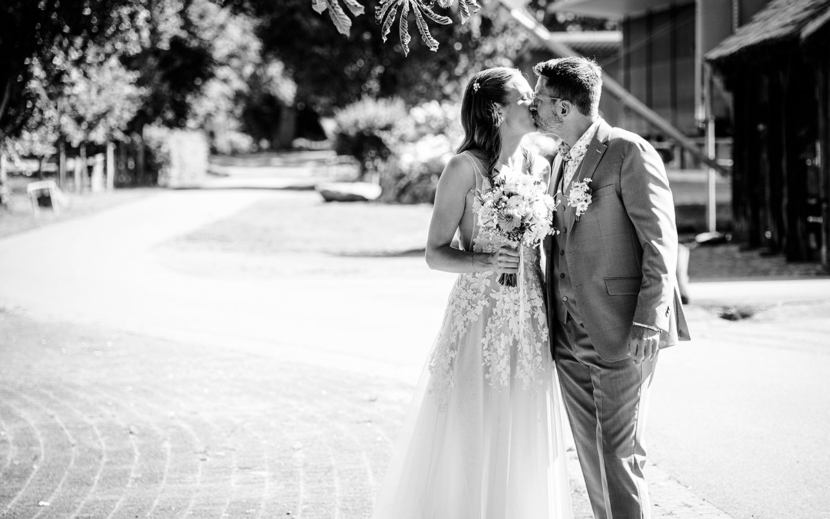 Hochzeitspaar beim Küssen