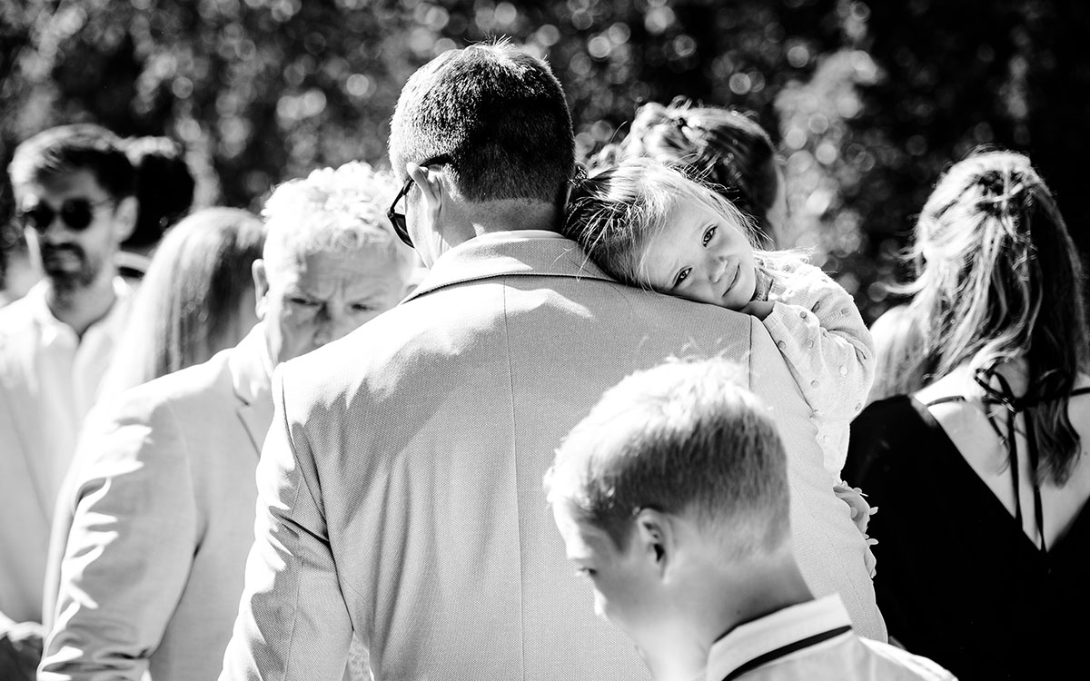 Kleines Mädchen auf dem Arm seines Vaters