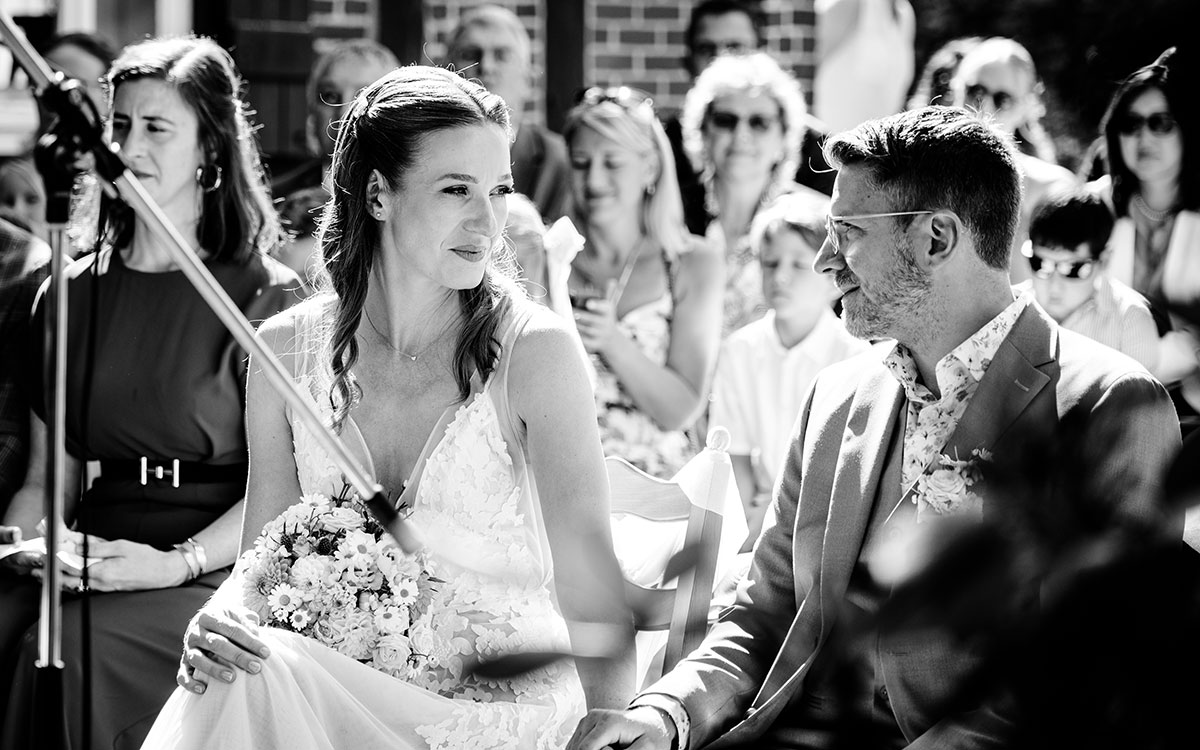 Braut und Bräutigam während der Trauung