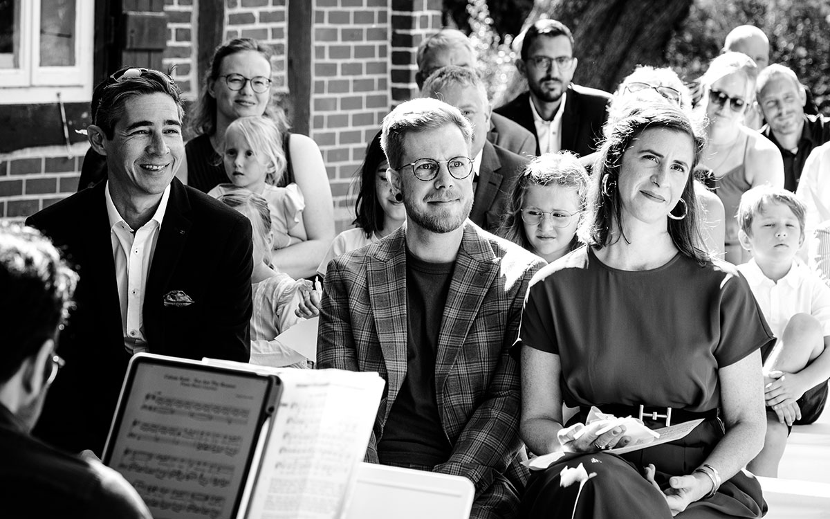 Trauzeugen während der Trauung