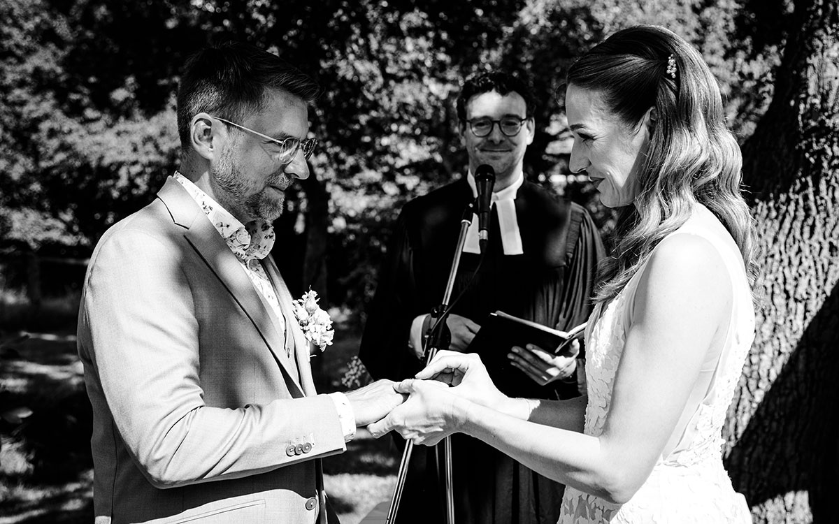 Hochzeitspaar beim Ringe anstecken