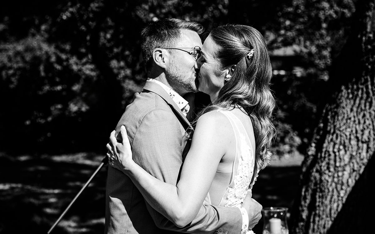 Hochzeitspaar beim Küssen nach dem Ringe anstecken