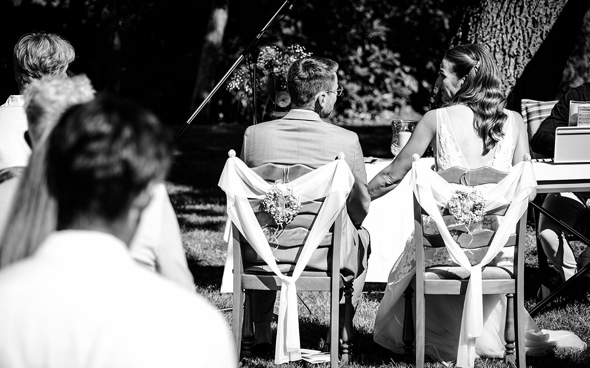 Braut und Bräutigam halten Hände