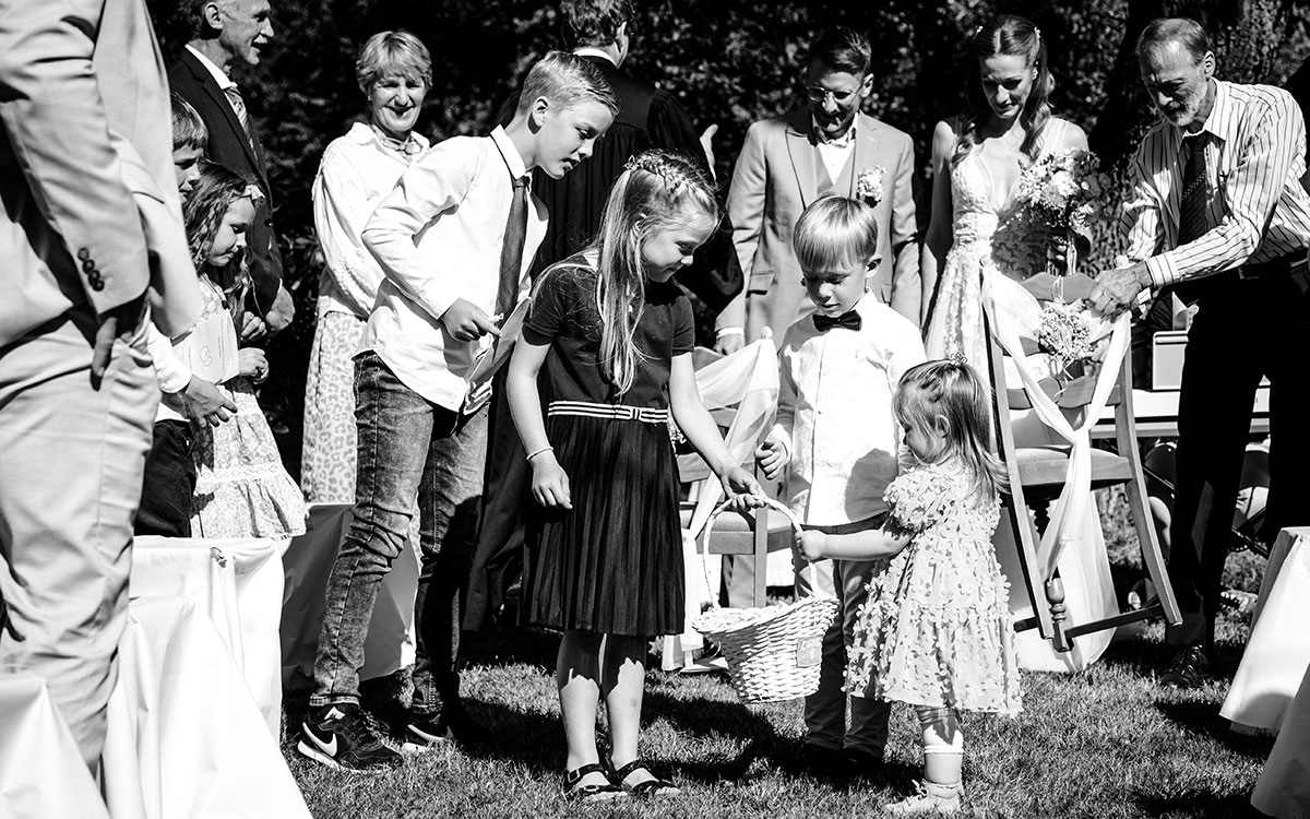 Blumemkinder mit einem Korb voll Blüten