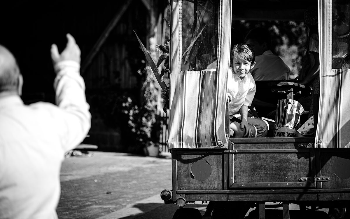 Kind auf einem Kutschenwagen
