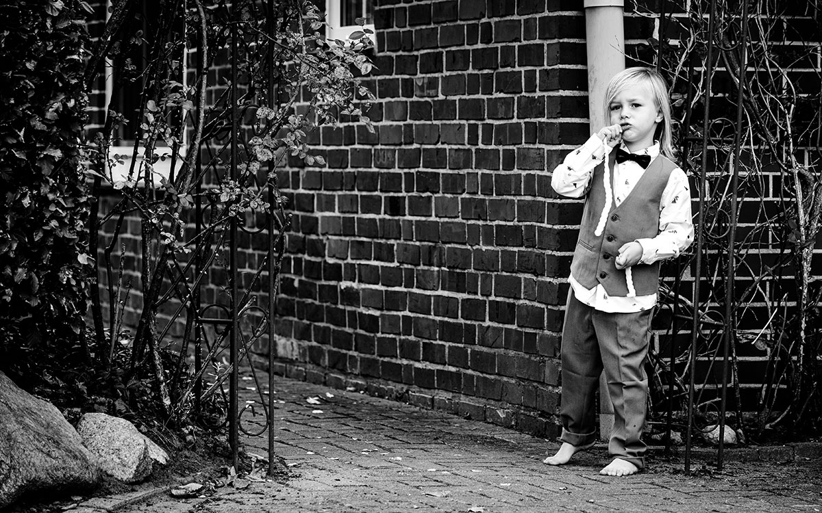 Kind beim Süßigkeiten essen