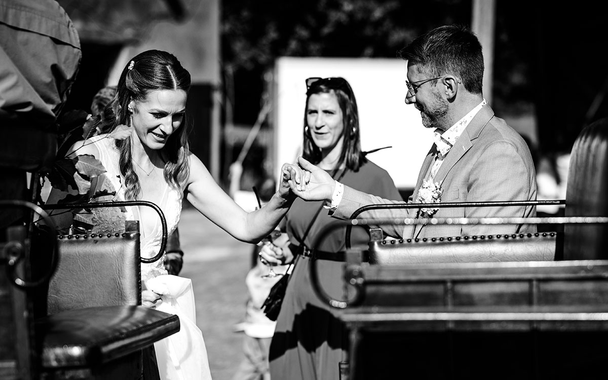 Hochzeitspaar mit der Hochzeitskutsche