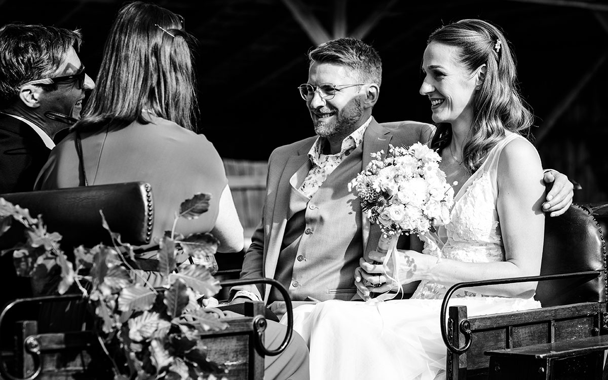 Braut und Bräutigam auf der Kutsche