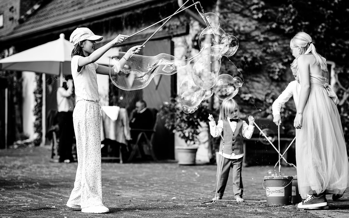 Kinder beim Seifenblasen machen