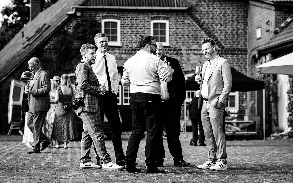 Hochzeitsgäste auf einem Bauernhof