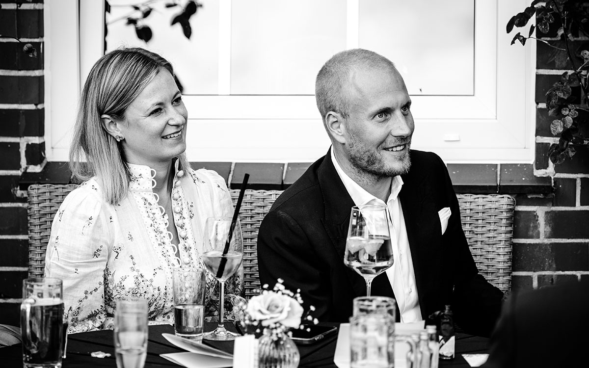 Hochzeitsgäste beim gemütlichen Beisammensein