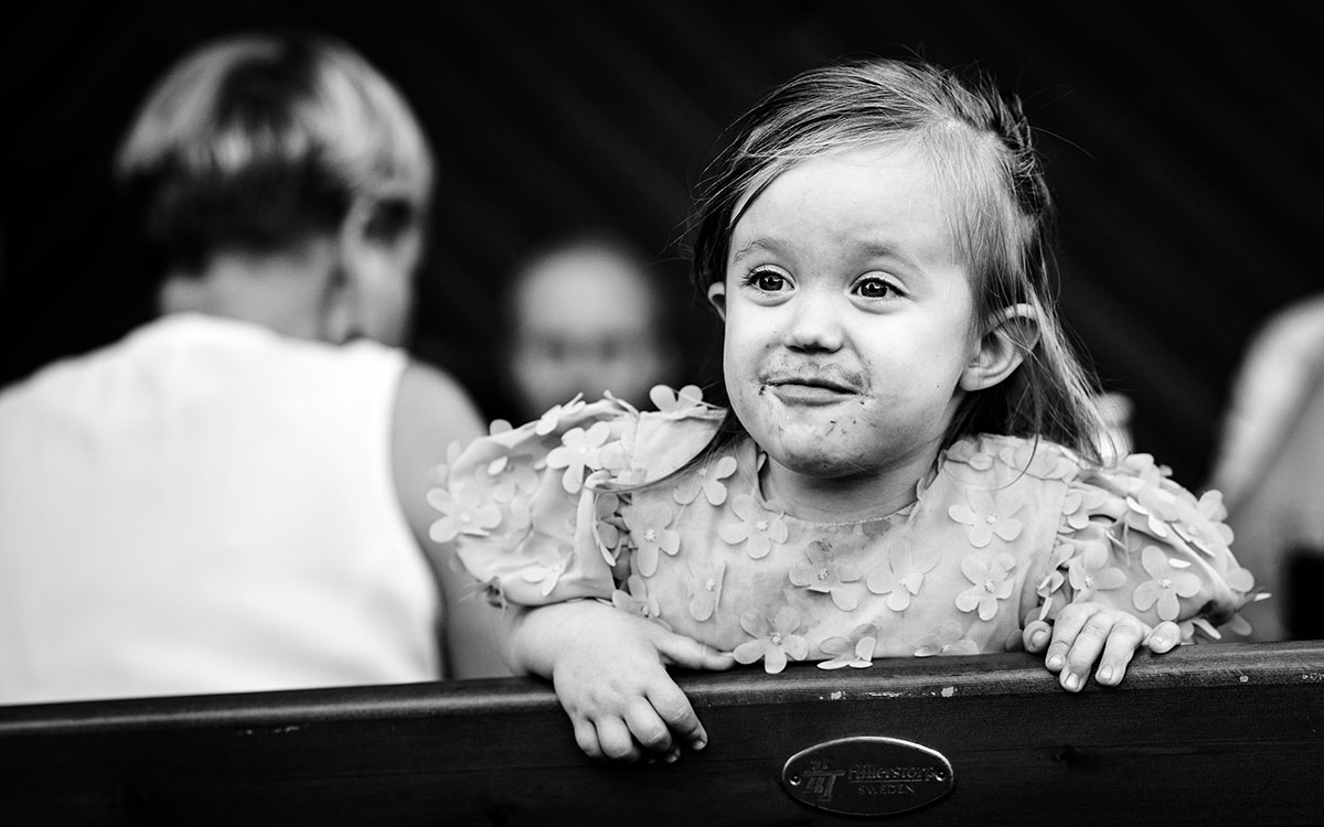 Kleines Mädchen mit Schokolade verschmiertem Mund