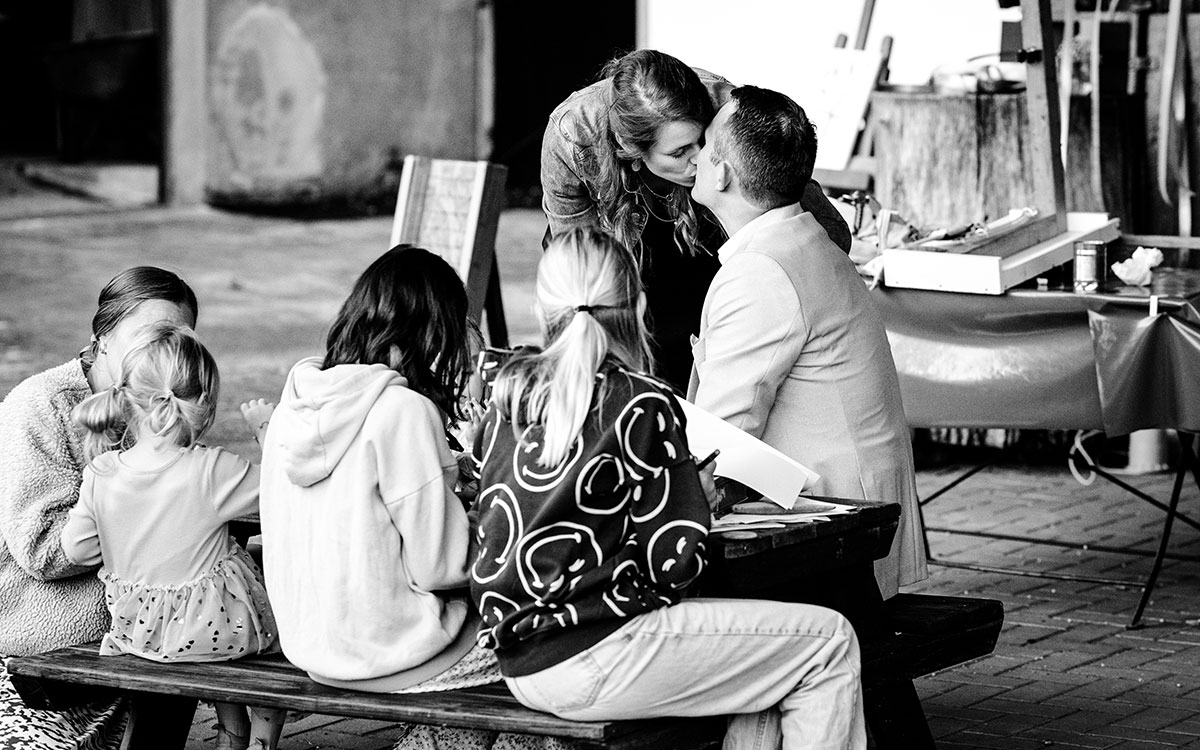 Knutschende Hochzeitsgäste