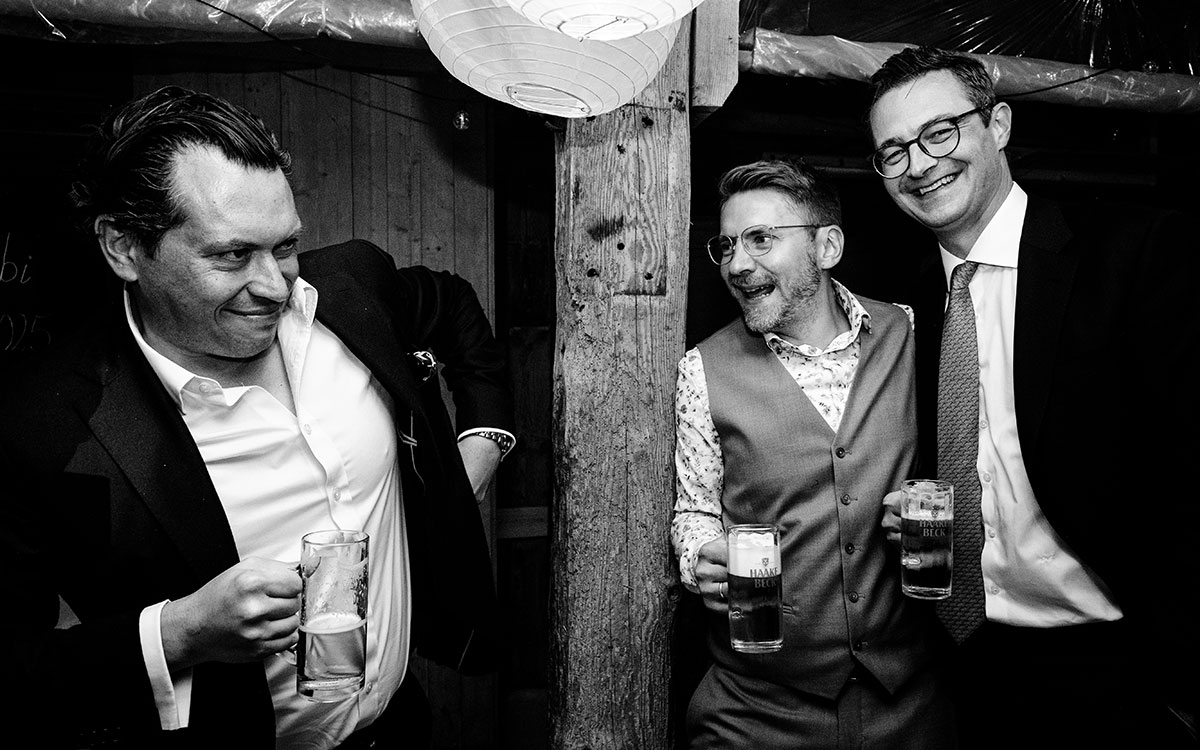 Bräutigam mit Freunden beim Bier trinken