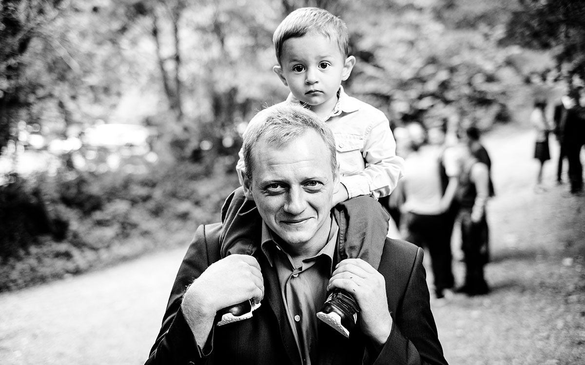 Vater mit Sohn huckepack vor der Trauung