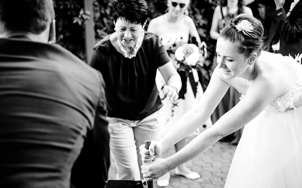 Braut beim Sägen des Baumstamms