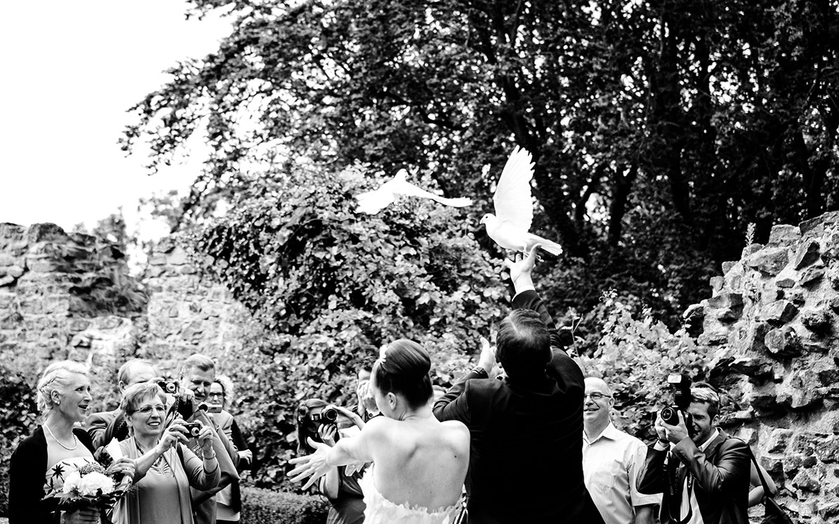 Hochzeitspaar mit weißen Tauben