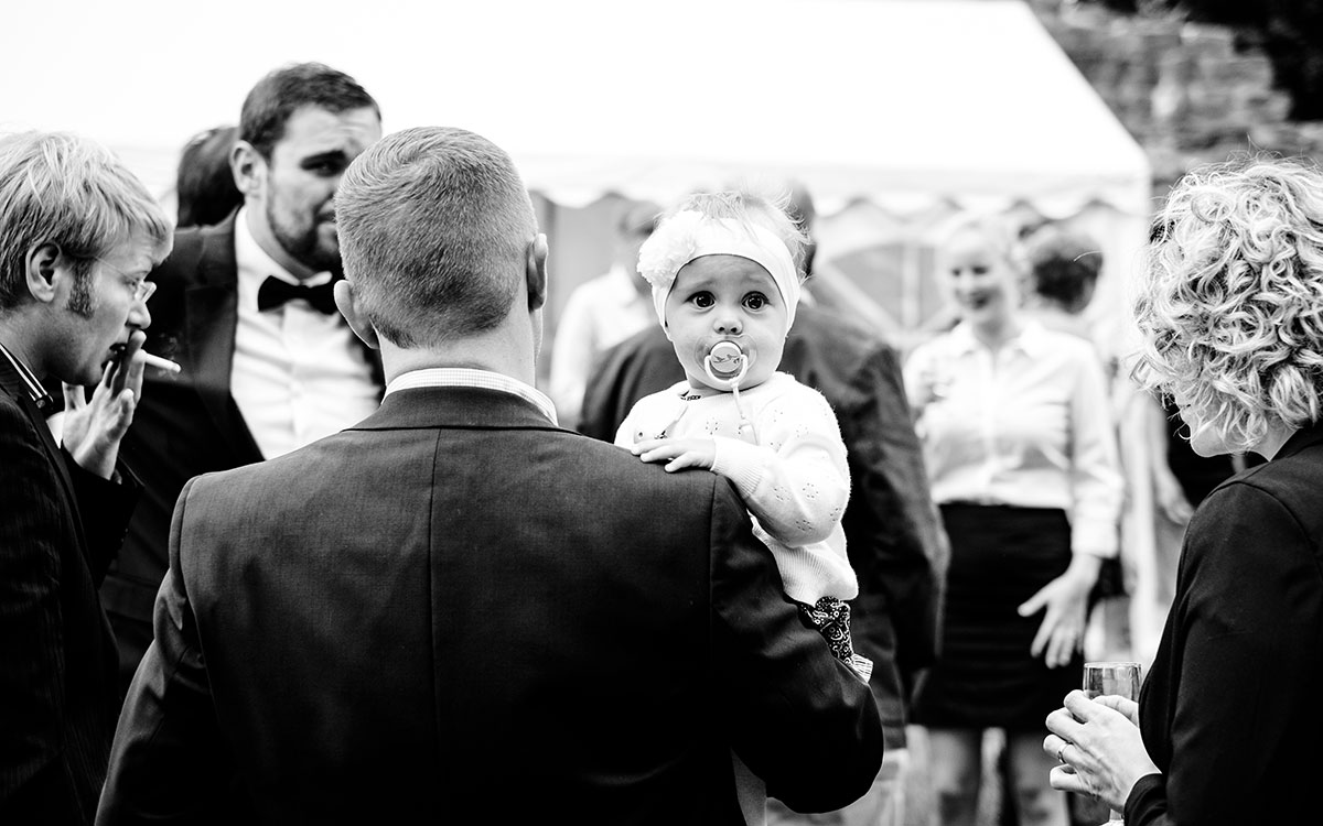 Kleinkind auf dem Arm seines Vaters