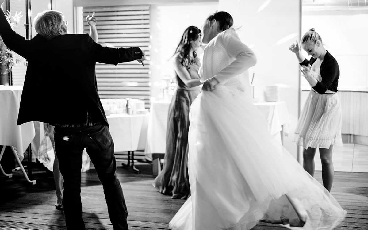 Tanzende Menschen auf einer Hochzeitsfeier