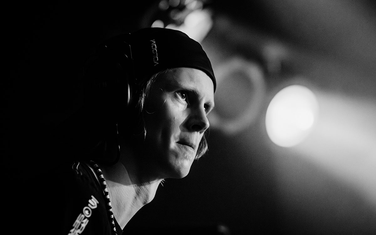 Schlagzeuger der Band Ducs beim Live-Auftritt