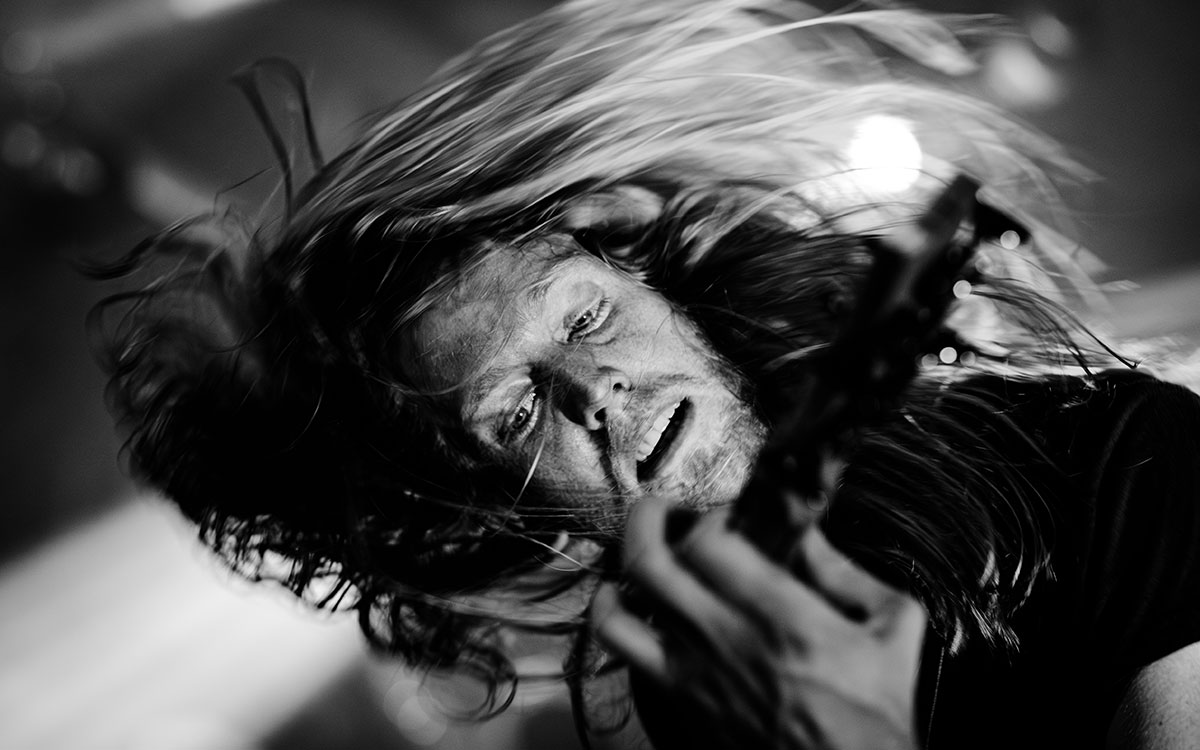 Ducs Bassist beim Headbangen