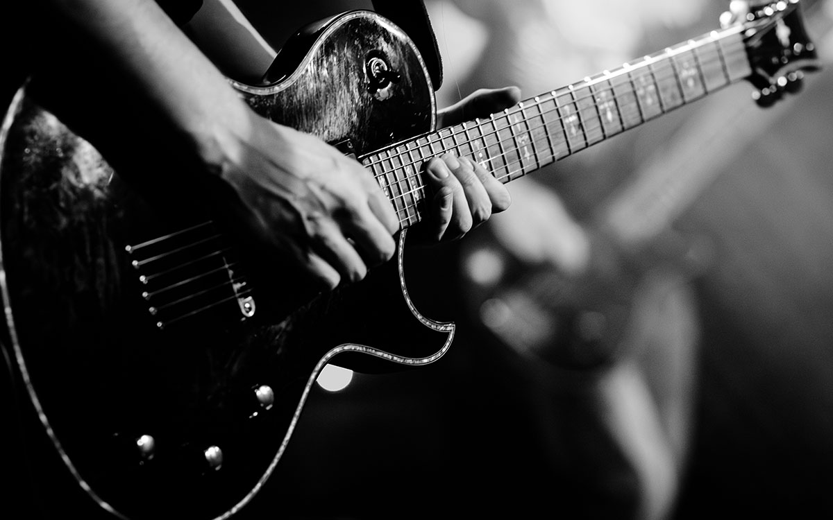 Nahaufnahme einer E-Gitarre bei einem Rock-Konzert