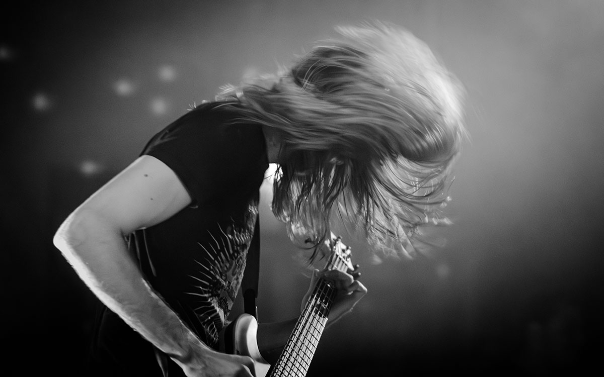 Ducs Bassist beim Headbangen