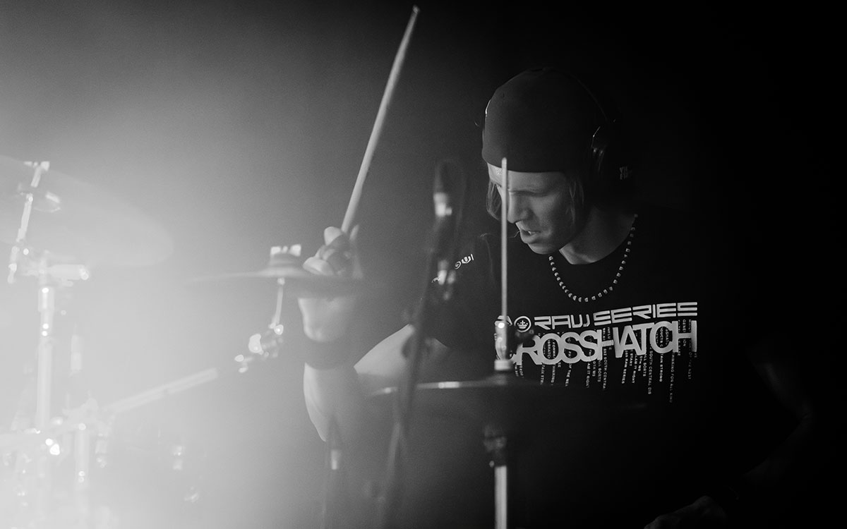 Schlagzeuger beim Auftritt in Göttingen