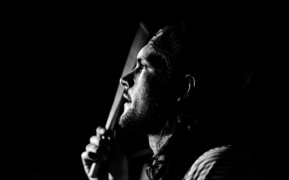 Nahaufnahme vom Schlagzeuger der Band Fibre auf der Bühne der Alten Brauerei Northeim