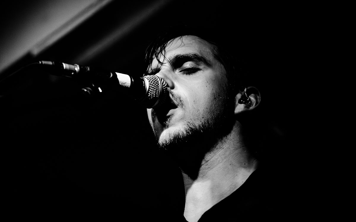 Fibre Sänger am Mikrofon live in Northeim