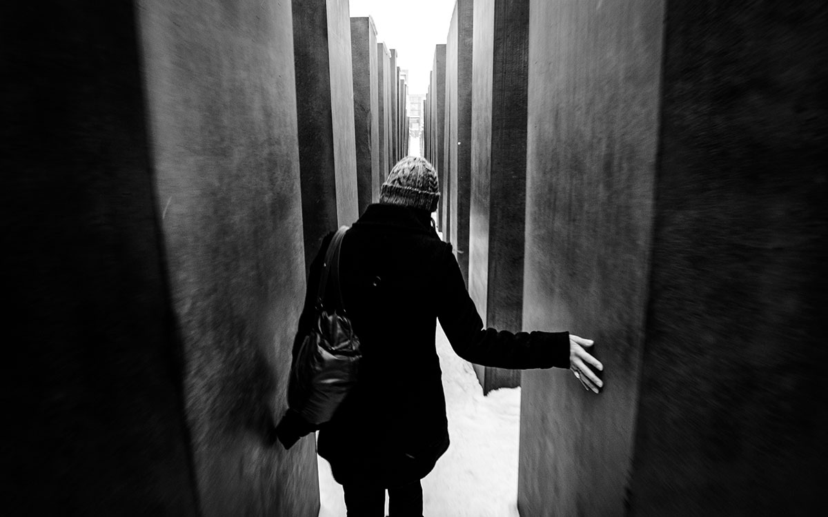 Frau am Holocaust-Mahnmal Berlin