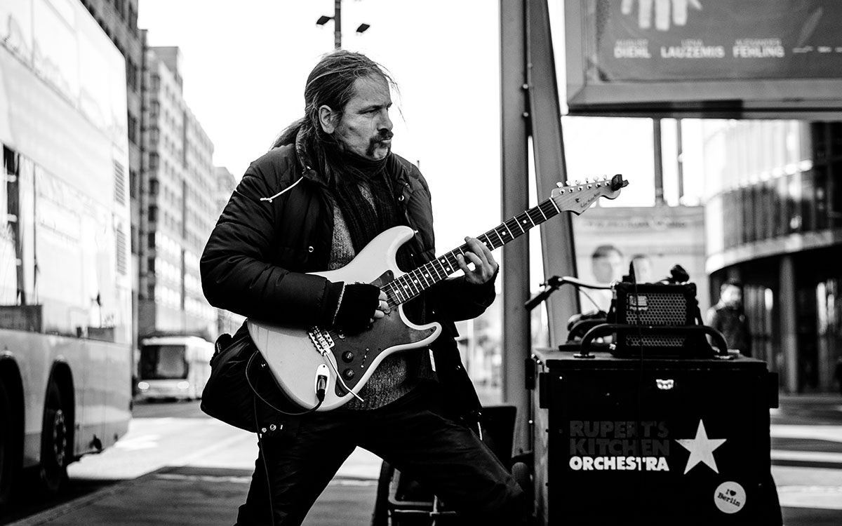 Straßenmusiker beim E-Gitarre spielen