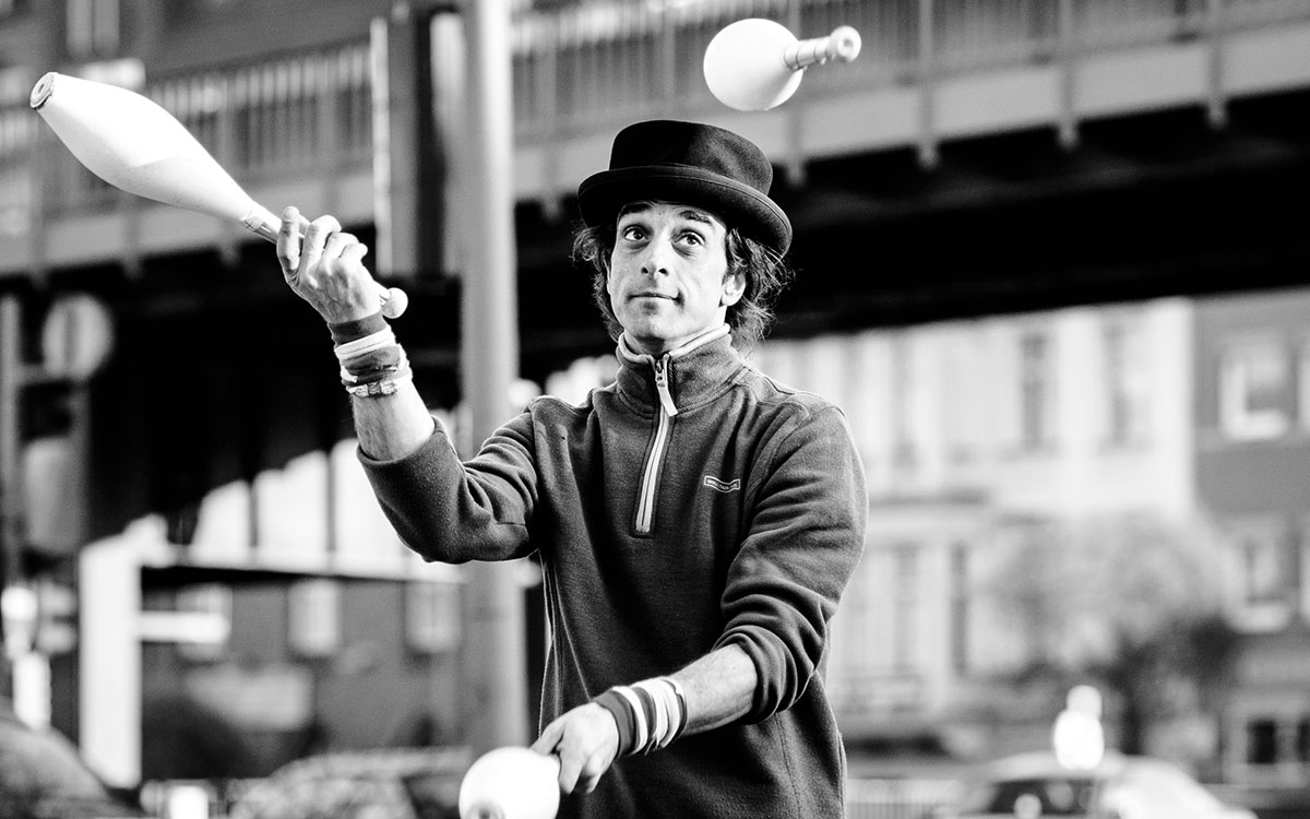 Jongleur an einer Straßenkreuzung in Berlin